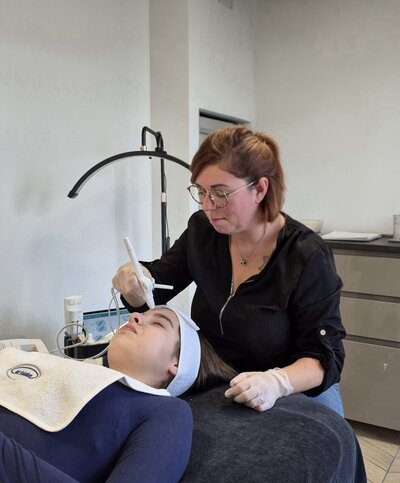 femme qui fait un soin mesojet