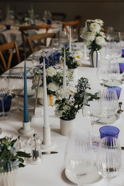 tafelstyling voor een trouw in St-Hubert te Ronse met blauwe en gele accenten