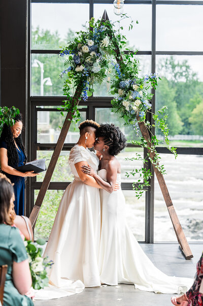 Brides at the custom triangle flower alter