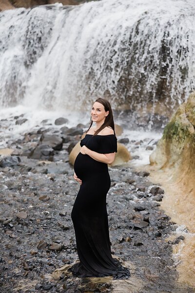 oregon beach photography for pregnant mom in black dress