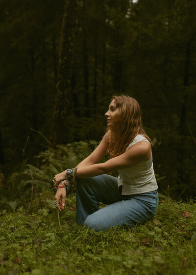 Corvallis, Oregon senior portrait on hillside