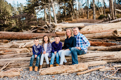 mom and dad smile with children for seattle family portrait photos