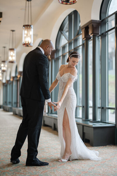 Les mariés prennent du temps ensemble dans un mariage urbain à Québec