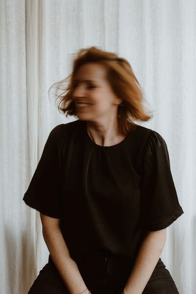 Een ontspannen foto van een moeder en dochter in een daglichtstudio
