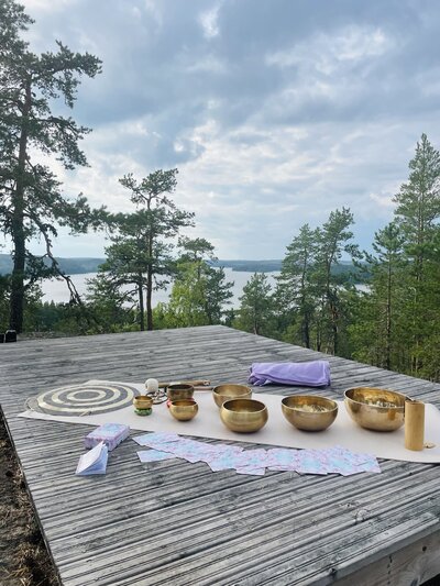 Äänimaljahoitojen mukava ympäristö. Kuvassa näkyvä hoitopöytä luo täydellisen tilan rentoutumiseen ja kehon hoitoon.