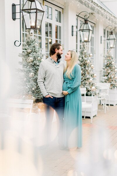 A winter maternity photo by Indianapolis Maternity Photographer Katelyn Ng Photography