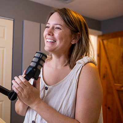Shelby Dillon sitting in her studio from where she teaches her online course