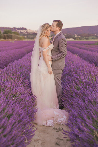 photographe de mariage et couples dans les champs de lavandes en Provence, France.