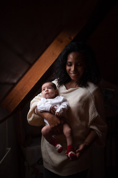 portrait intime maman bébé - seance photo nouveau né - berangere photographie neuchatel