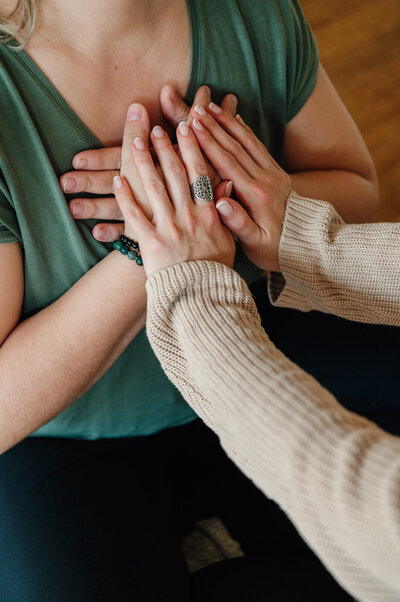 Laat Doula Evelien je ondersteunen tijdens je zwangerschap, bevalling en kraamtijd. Zwangerschapsyoga, geboortecoach, bevallingscoach, prenatale en postnatale begeleiding.
