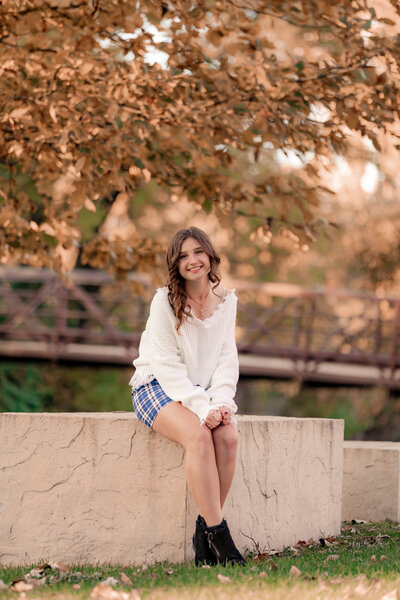 high school senior session in the fall at lincoln landing