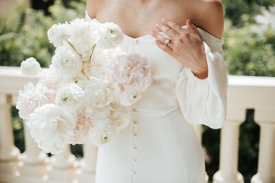 Classic floral design Austin with fluffy flowers in white and blush.
