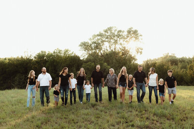 Family Photography| Family photo outdoor in a field during golden hour. 