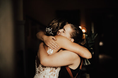 brud kramar om bröllopsfotograf innan vigsel på fjelldalens slott i halmstad