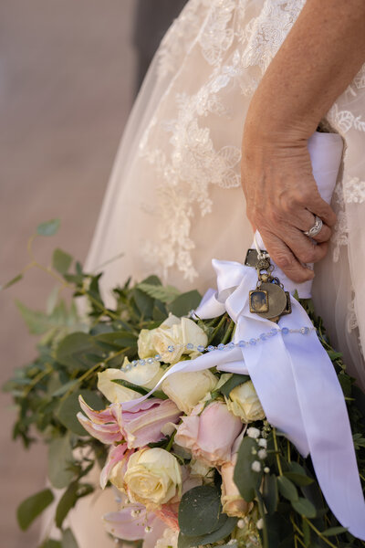 bride and groom praying during the ave maria at a las vegas catholic church during their wedding mass taken by alexis dean photography