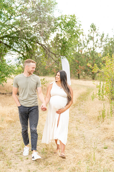 lewiston idaho maternity session with mom and dad