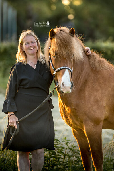 IJslands paard met eigenaar, leemvos met sneb