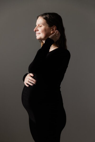 Portrait de maternité de profil pendant un shooting grossesse en studio avec Studio Sensigraphie photographe grossesse la tour du pin et bourgoin jallieu