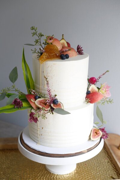 fig-greenery-wedding-cake