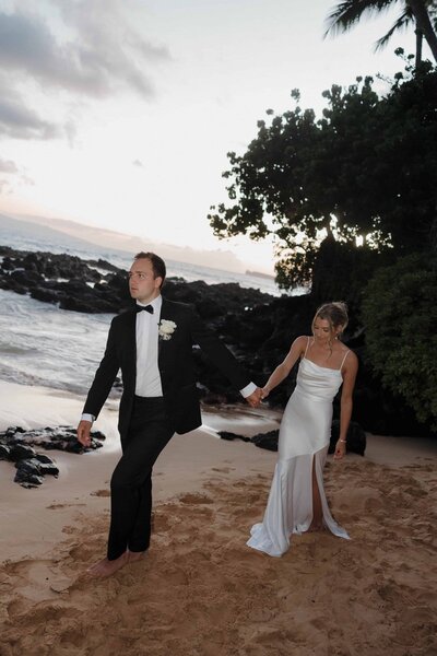 Cassie Beth Photography is a Hawai'i and destination wedding photographer. Cassie Beth Photography focuses on genuine moments, making her clients feel relaxed, and capturing the intimate moments.