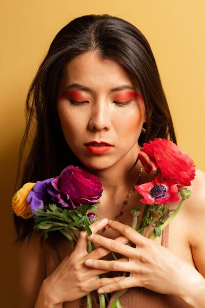 Séance photo toute en douceur pour Lila dans son appartement à Lyon. Elle a choisi le thème flower power pour des photos colorées