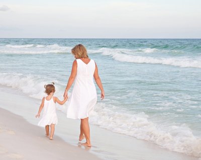 Destin Florida photographer image of mom and daughter walking