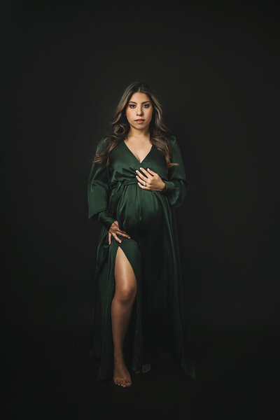 Super romantic and powerful picture in maternity photoshoot