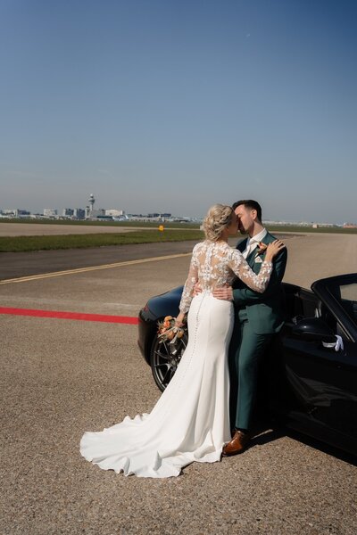 Getrouwd koppel op Schiphol door trouwfotograaf Julia de Groot Fotografie