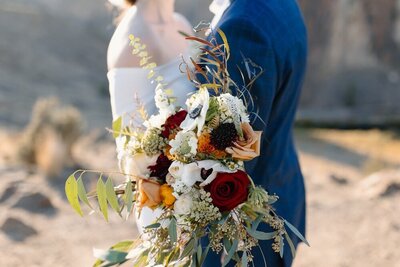 couple eloping and kissing at smith rock state park