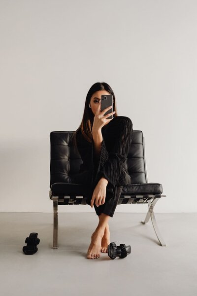 kaboompics_dark-classy-aesthetic-fashion-beautiful-asian-female-entrepreneur-in-black-suit-technology-and-devices-iphone-laptop-airpods-30030