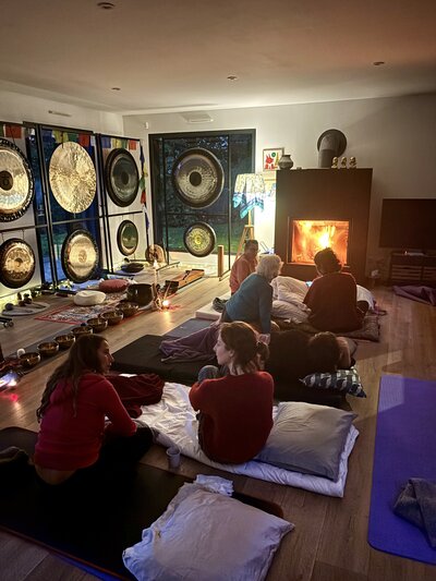 Retraite de sonothérapie, les participants attendent la séance de bain sonore
