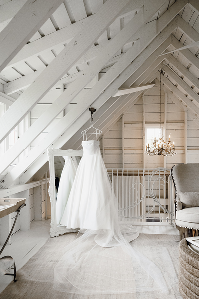 Your go-with-the-flow Minnesota wedding photographer. Real laughs, big love, and true-to-life photos — because forever should feel fun.