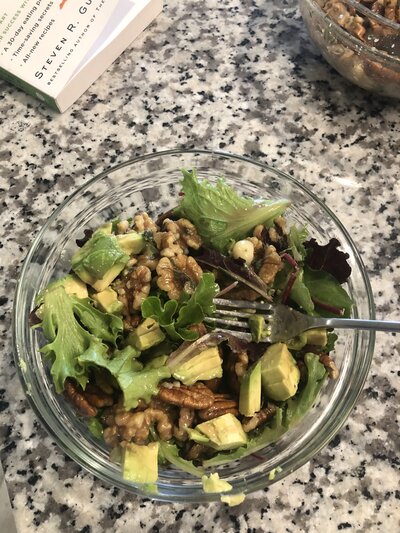 Salad with avocado and walnuts.