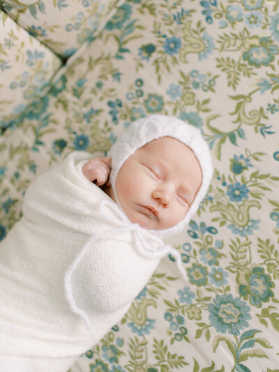 Newborn baby sleeping soundly on couch, captured by Edmonton maternity photographer, Kahla Kristen