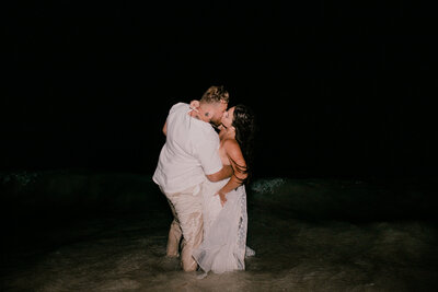 wedding-couple-in-ocean