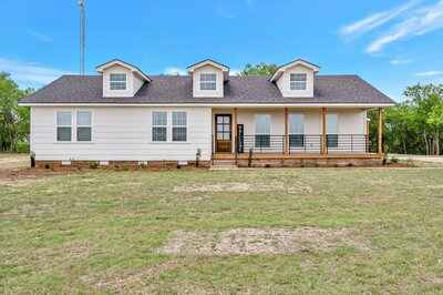 Stay in this renovated three-bedroom, two-bathroom rental farmhouse near Lake Waco, golf courses, and 15 minutes to downtown Waco & Baylor.