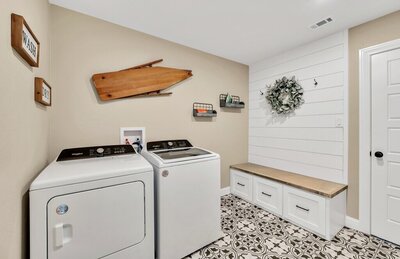 Full size washer and dryer included in this three-bedroom, two-bathroom rental farmhouse near Lake Waco, golf courses, and 15 minutes to downtown Waco & Baylor.