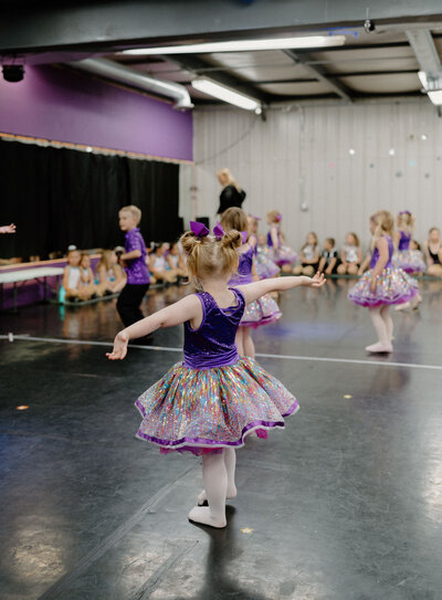 tiny dancer with thumbs up