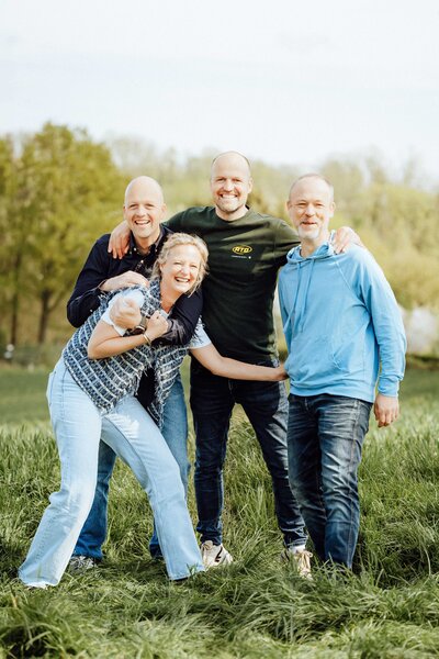 Lachend kind tijdens een spontane kinderportret fotoshoot in de studio van Studio 2Shoot in Eijsden