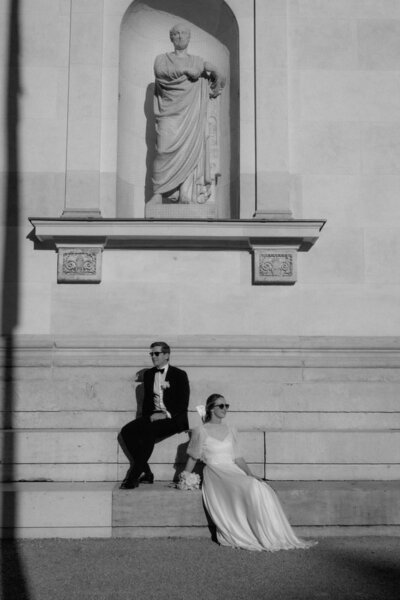 Ein Hochzeitspaar bei ihrem sonnigen outdoor Fotoshooting.