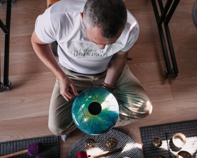 Lydéric joue le kigonki, un instrument à percussion