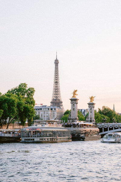 Photographe de mariage à Paris, image romantique de la Tour Eiffel au coucher du soleil