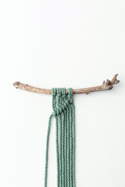 sample of double hitch knot with green string  on driftwood