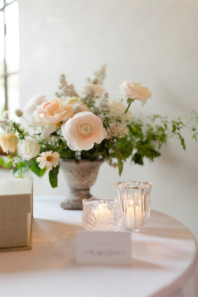 Bouquet de fleurs pâle dans un vase en terre pour mariage au Chateau St-Agnes. 