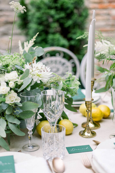 detaily na svatebním stole v toskánském stylu