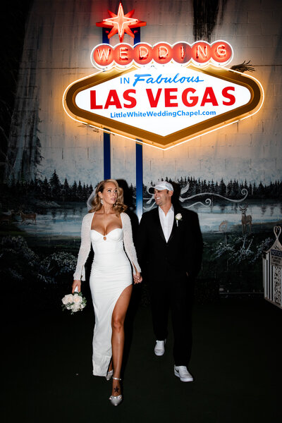This couple chose to have their Las Vegas elopement at the Valley of Fire