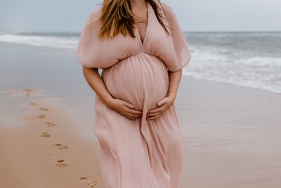 seance-photo-naturelle-plage-grossesse-maternite-femme-enceinte-future-maman