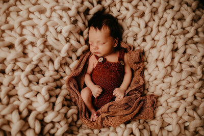 Newborn fotografie in daglicht studio door Maud van den Heuvel Photography