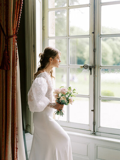 bride at chateau de champlatreux