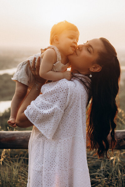 Séance photo famille au Pech-David à Toulouse au coucher du soleil, bébé et parents immortalisés dans des instants authentiques et lumineux.